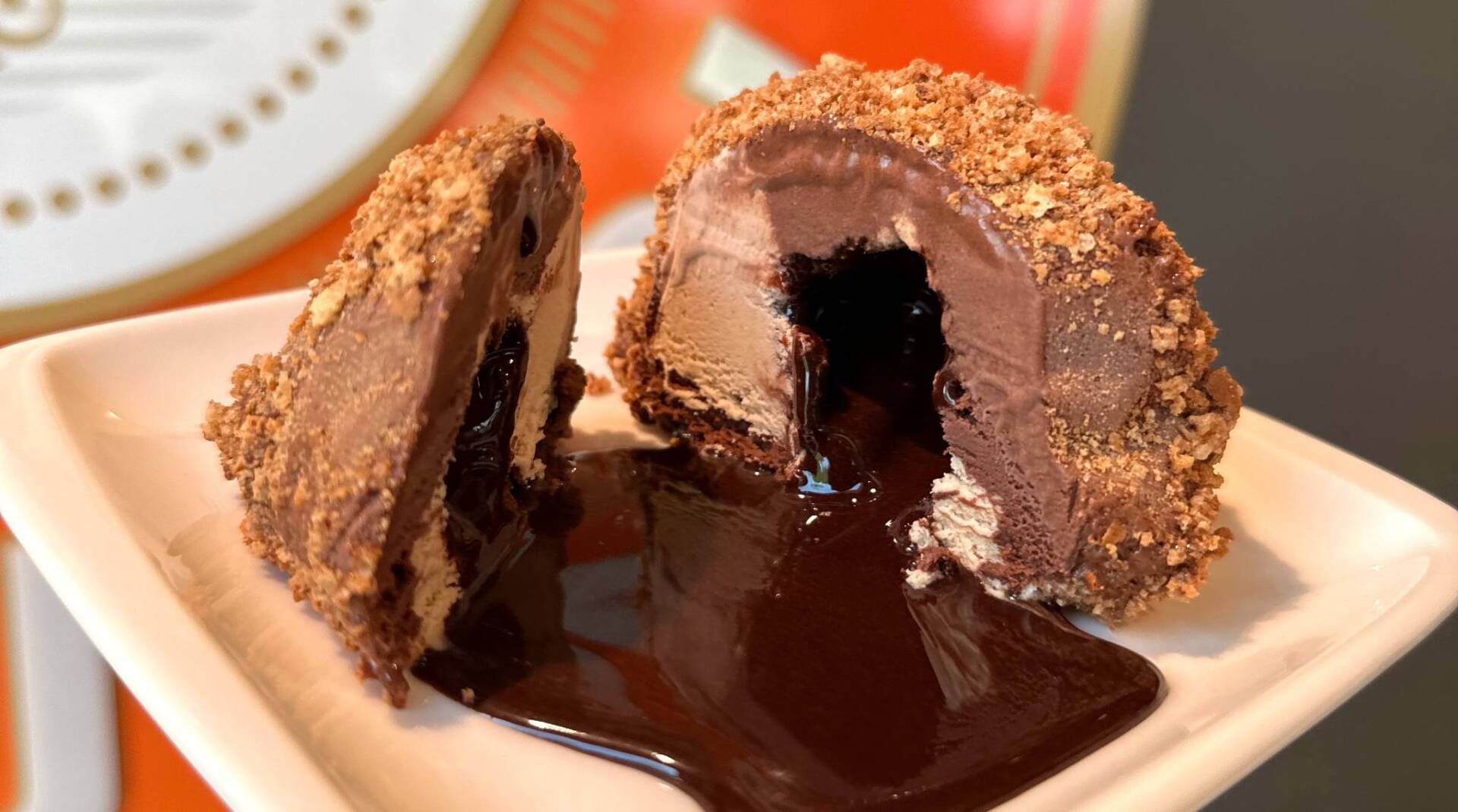 Il tartufo all’Amaretto che racconta due tradizioni italiane in un solo cucchiaino