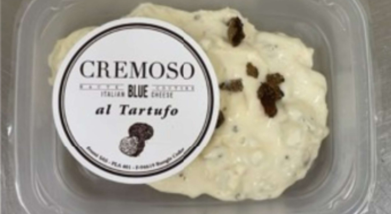 Formaggi al tartufo richiamati dal mercato per rischio Listeria: la marca e i lotti interessati