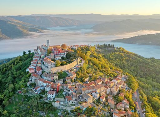 Boschi, costa, vigne, tartufi e distillati: l’autunno cambia l’Istria