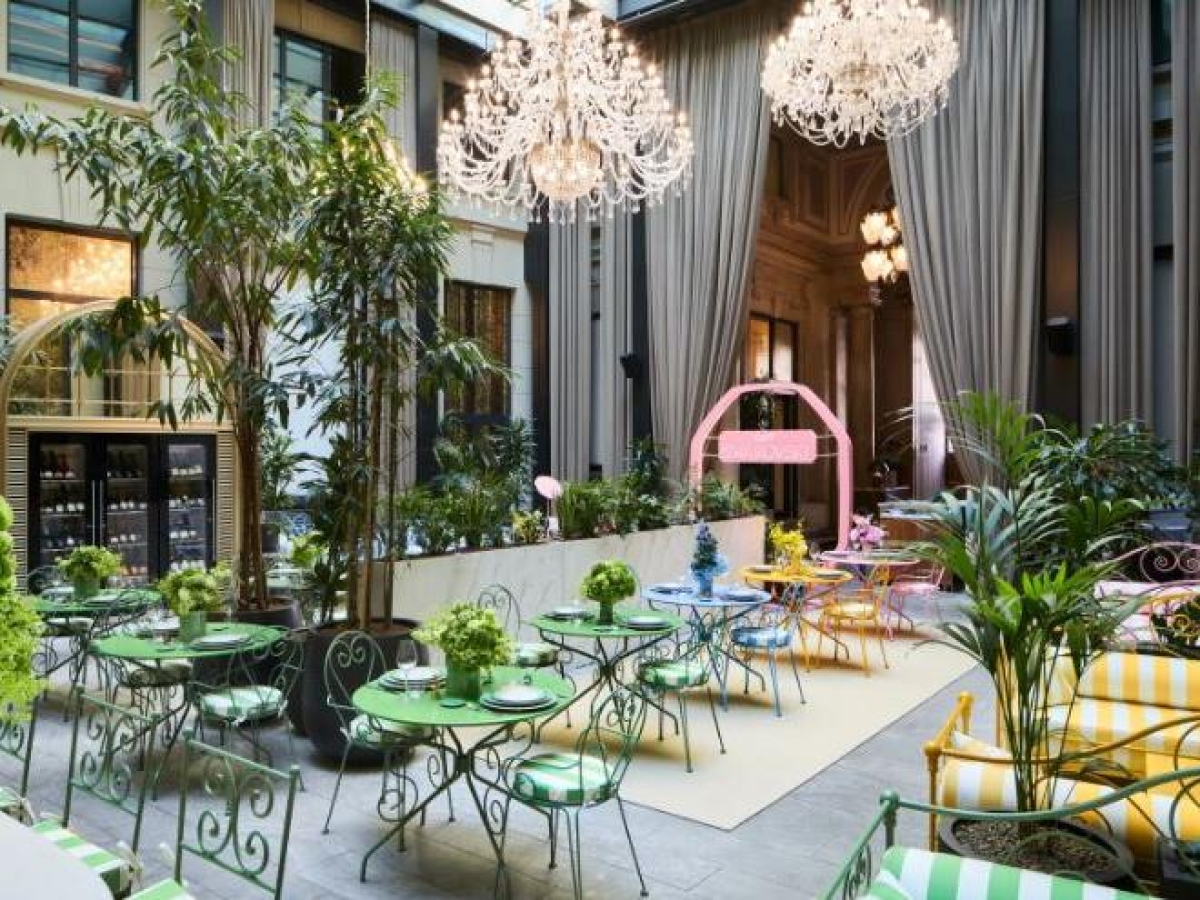 Tramezzino al tartufo, la mania dell’estate: a Milano nel Giardino Swarovski all’ombra del Duomo