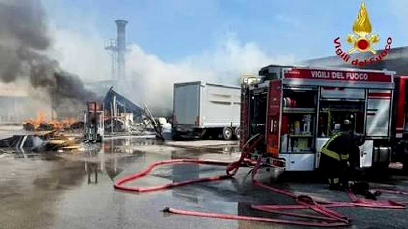 Fiamme devastano la Sassone Tartufi, danni per oltre un milione di euro