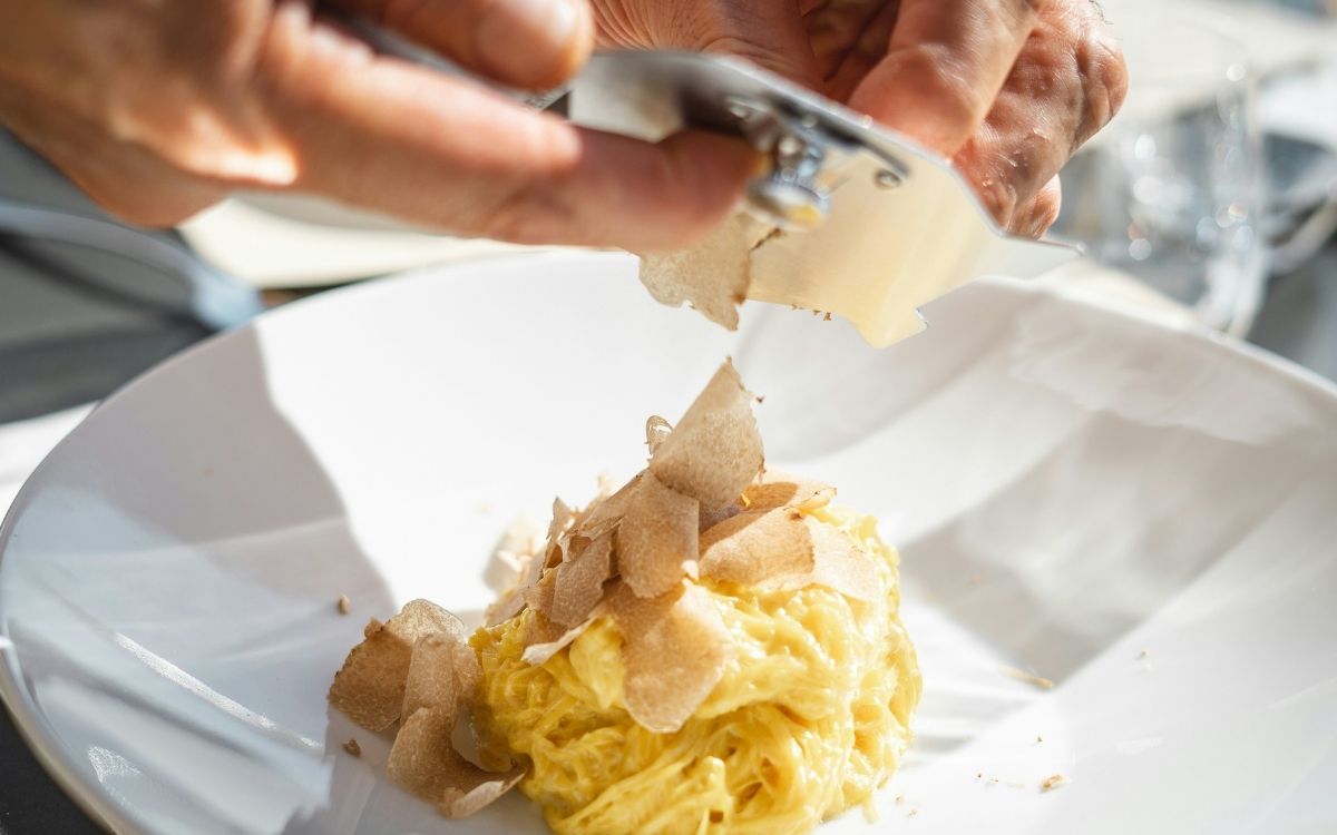 Da Milano un treno storico per scoprire vino e tartufo, poche date e prezzo top