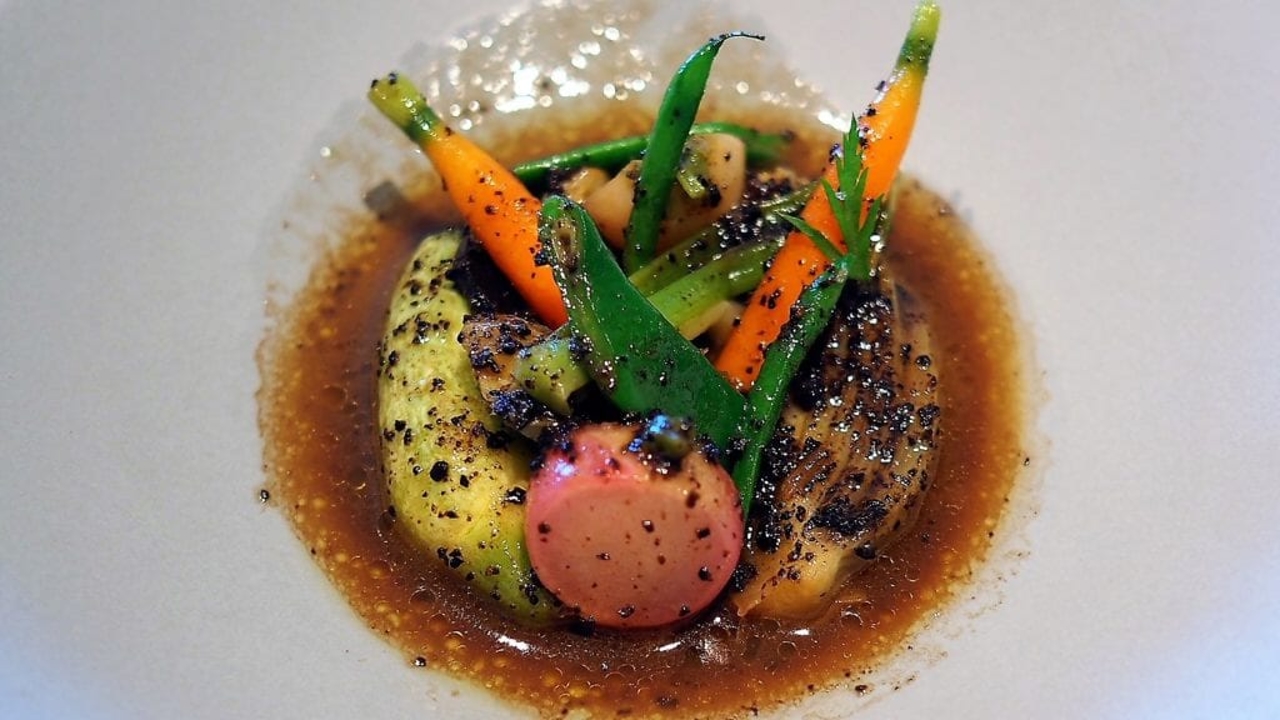 C’è un piatto vegetale che riesce a raccontare tutta la cucina del grande chef Alain Ducasse: videoricetta