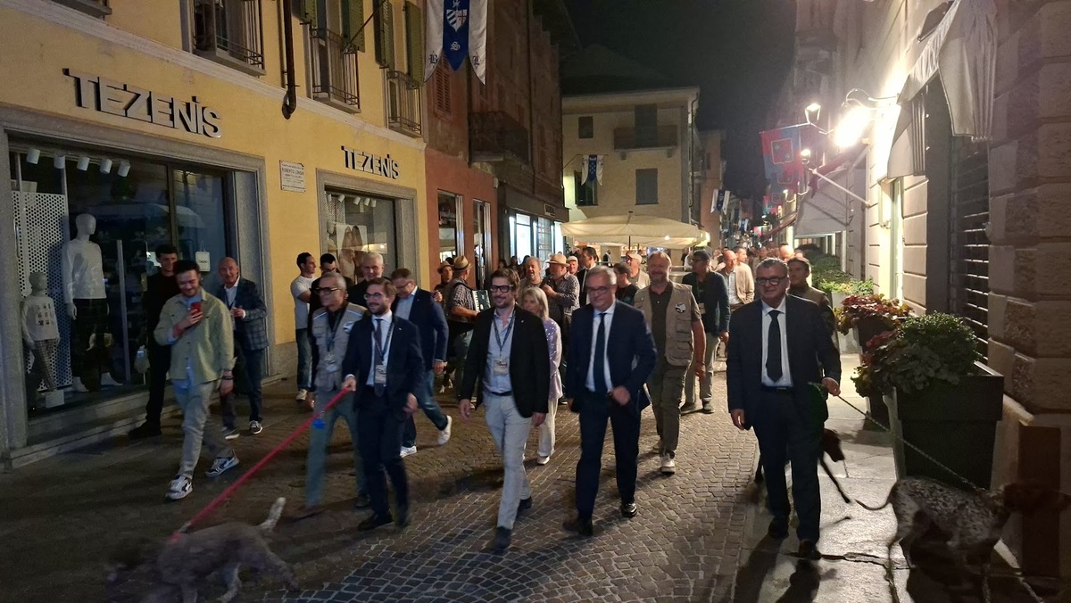 Alba, è Capodanno del Tartufo: quasi 200 cani in sfilata aprono la stagione della “cerca” [FOTO E VIDEO]