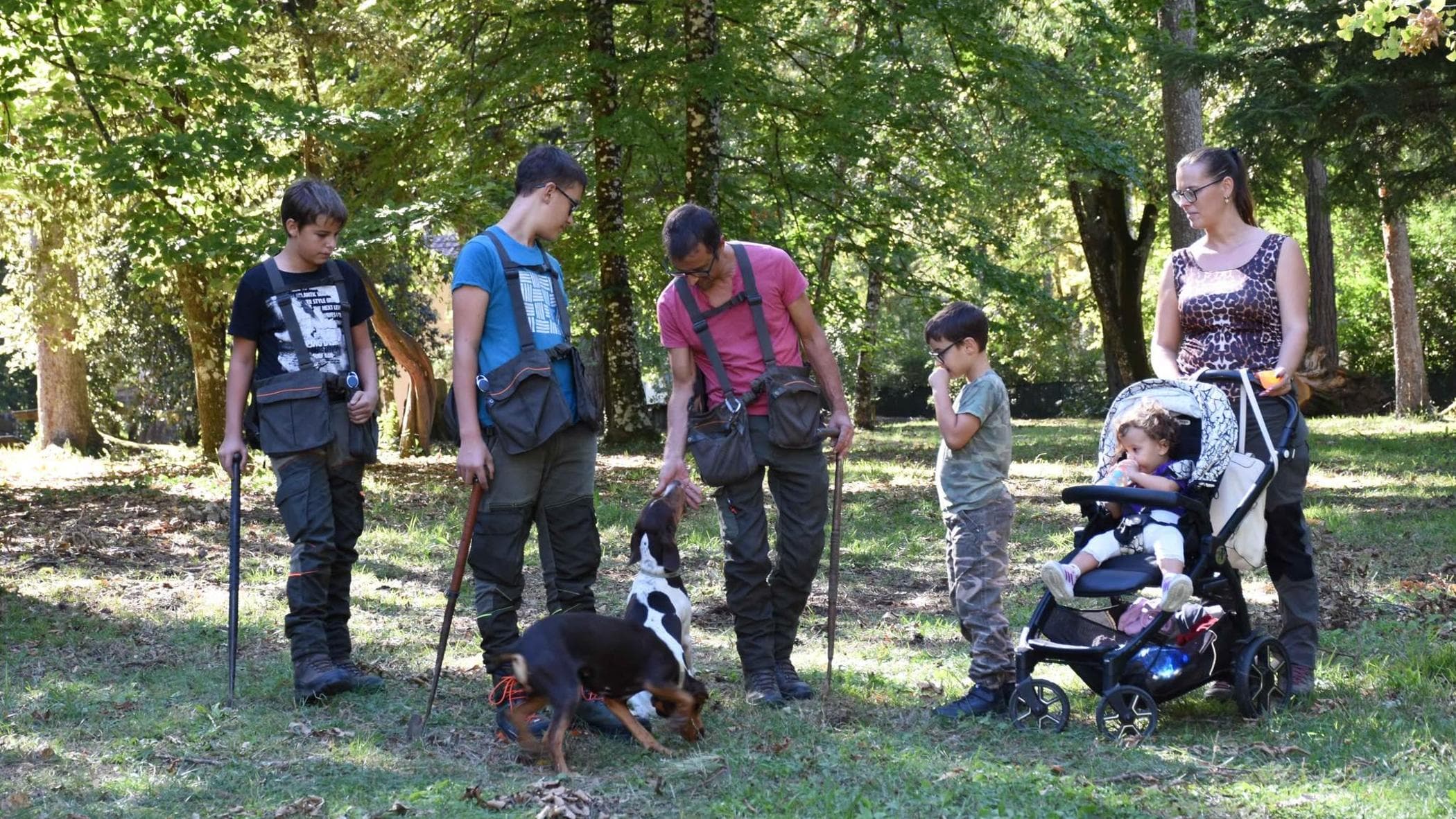 Papà, mamma e 4 figli. Se cercare tartufi è affare di famiglia: “Viene pure la piccola di 18 mesi”